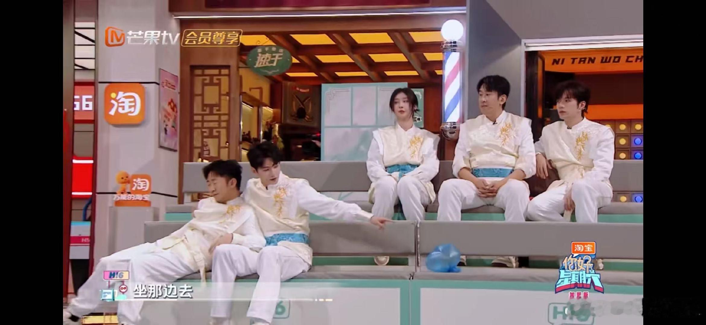 杨洋手动闭麦杨迪 你好星期六杨洋手动闭麦，杨迪一脸“委屈”，游戏里的策略真逗人！