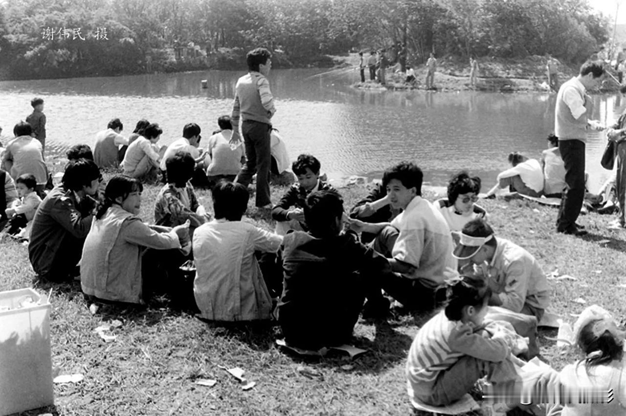 #谢伟民老照片#  1986年10月18日。阳光明媚的秋日。上海共青森林公园草坪