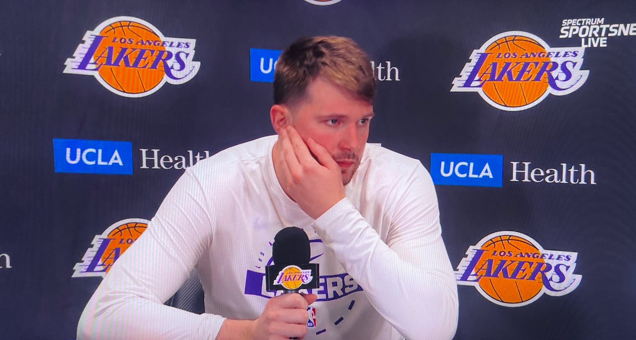 东契奇谈湖人全队对周六雷迪克那番尴尬言论的回应：“我觉得我们全队的拼劲非常足。就