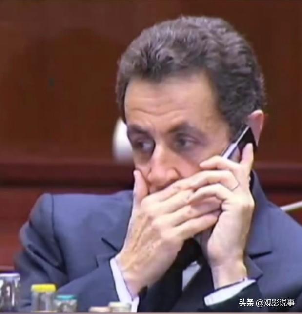 在10月21日的那个夜晚，当法国前总统萨科齐步入监狱之后，一段关于他受到狱中同伴