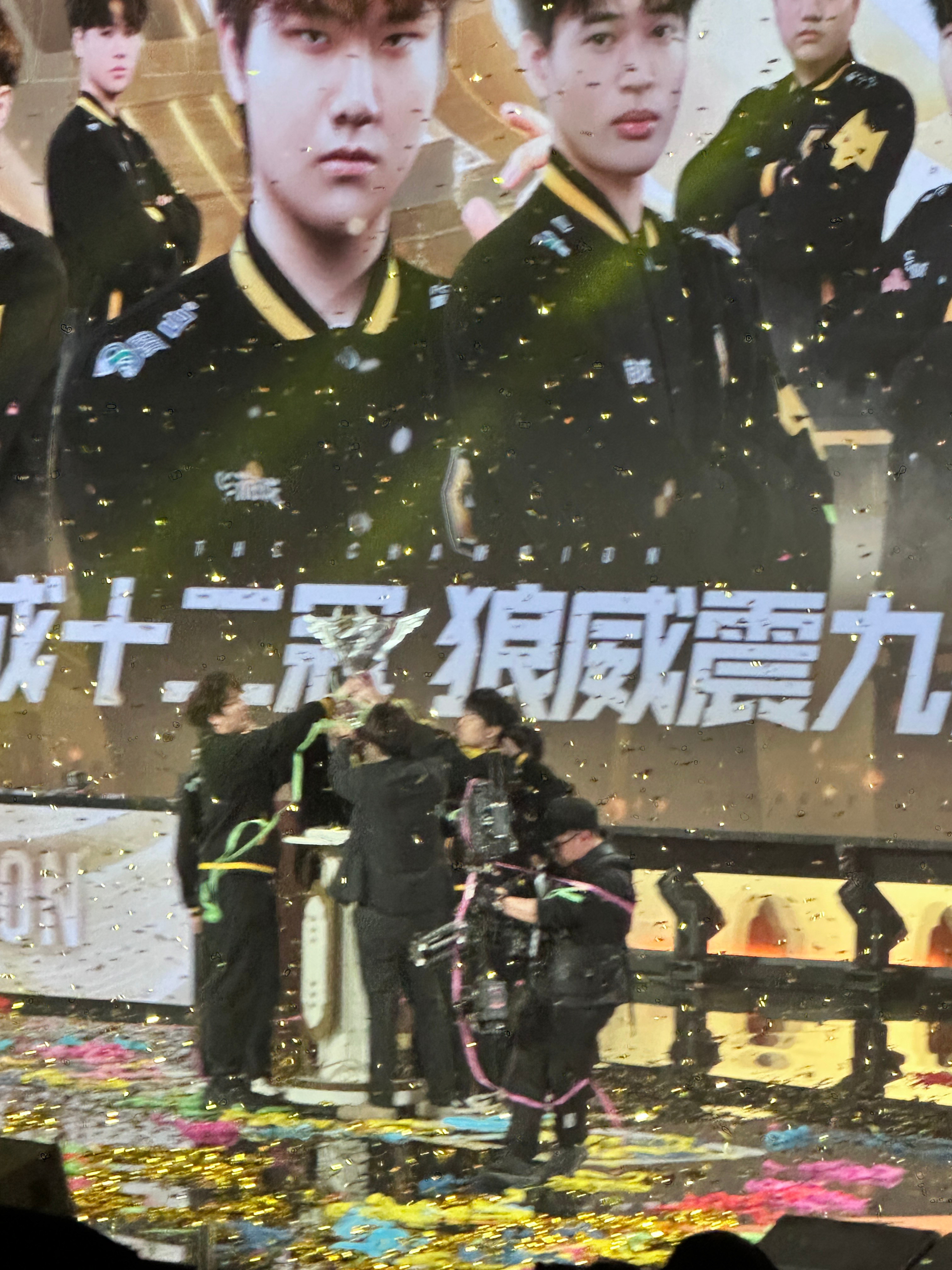 第一次在现场见到狼队的金色雨，但是你已经不站在台上了。 