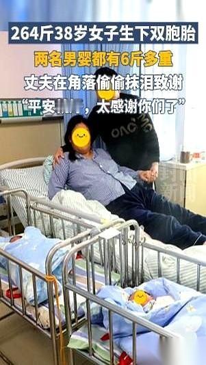 一个大老爷们，就那么躲在产房门口的角落里，捂着脸，哭得跟个孩子似的。
护士出来报