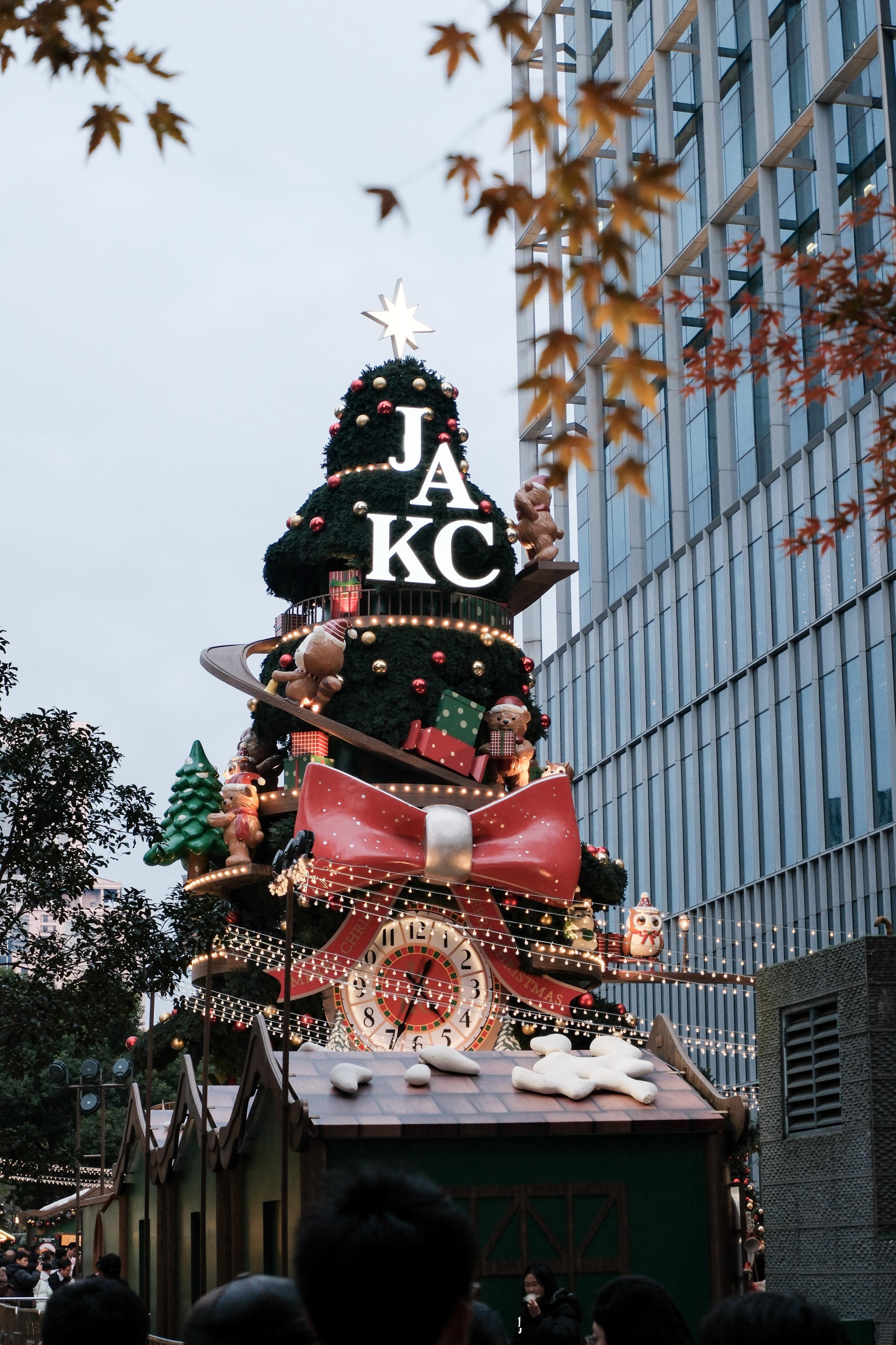 上海圣诞季citywalk真的好幸福！因为今年在南京都没看到特别美的大圣诞树，和