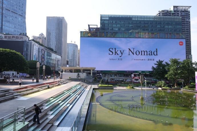 小米新系列的宣发工作这就开始打起了啊，落地重庆的地面大屏... 采取的是近似新品