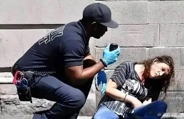 为啥芬太尼能把美国折腾得苦不堪言！一剂才几美元毒性却猛到离谱！针尖大小剂量就能夺