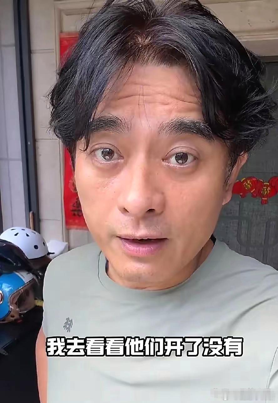 演员陈龙突击去父母家检查他们有没有开空调。刚一进门，陈妈妈就诧异的说“你怎么突然