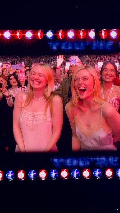 Sabrina Carpenter演唱会上的达科塔·范宁和艾丽·范宁姐妹 