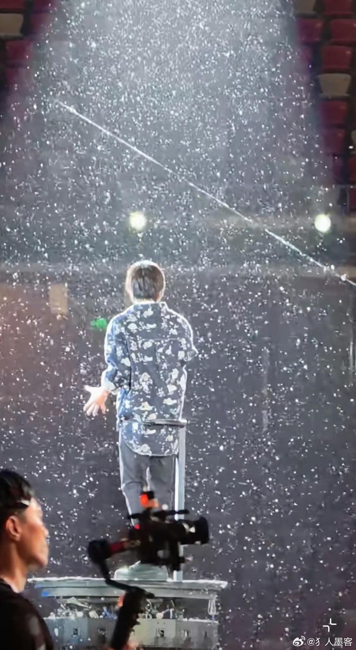五月天演唱会结束吃点化毛膏吧怎么不算是下雪场呢🌨️ 