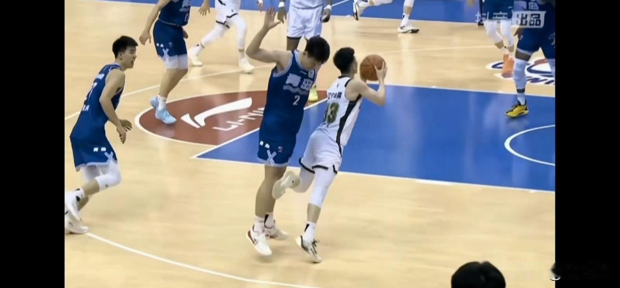 这个球王睿泽犯规了吗？
裁判的判罚影响了比赛结果走向。
辽宁队对阵青岛队的比赛第