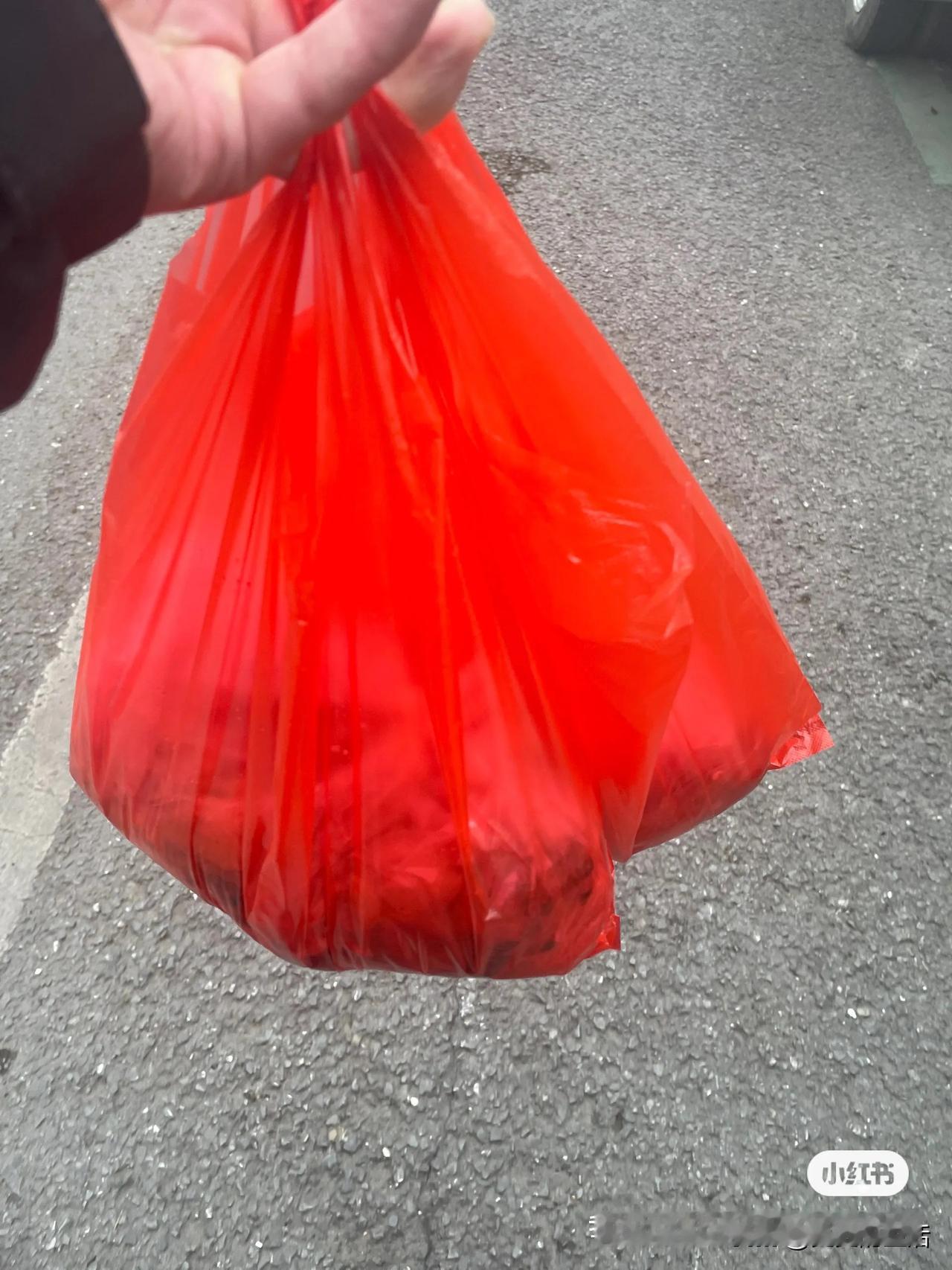 现在物价真贵啊，鸡10元一斤，猪肉15一斤，4张豆腐皮7元，一小块豆腐7元，快吃