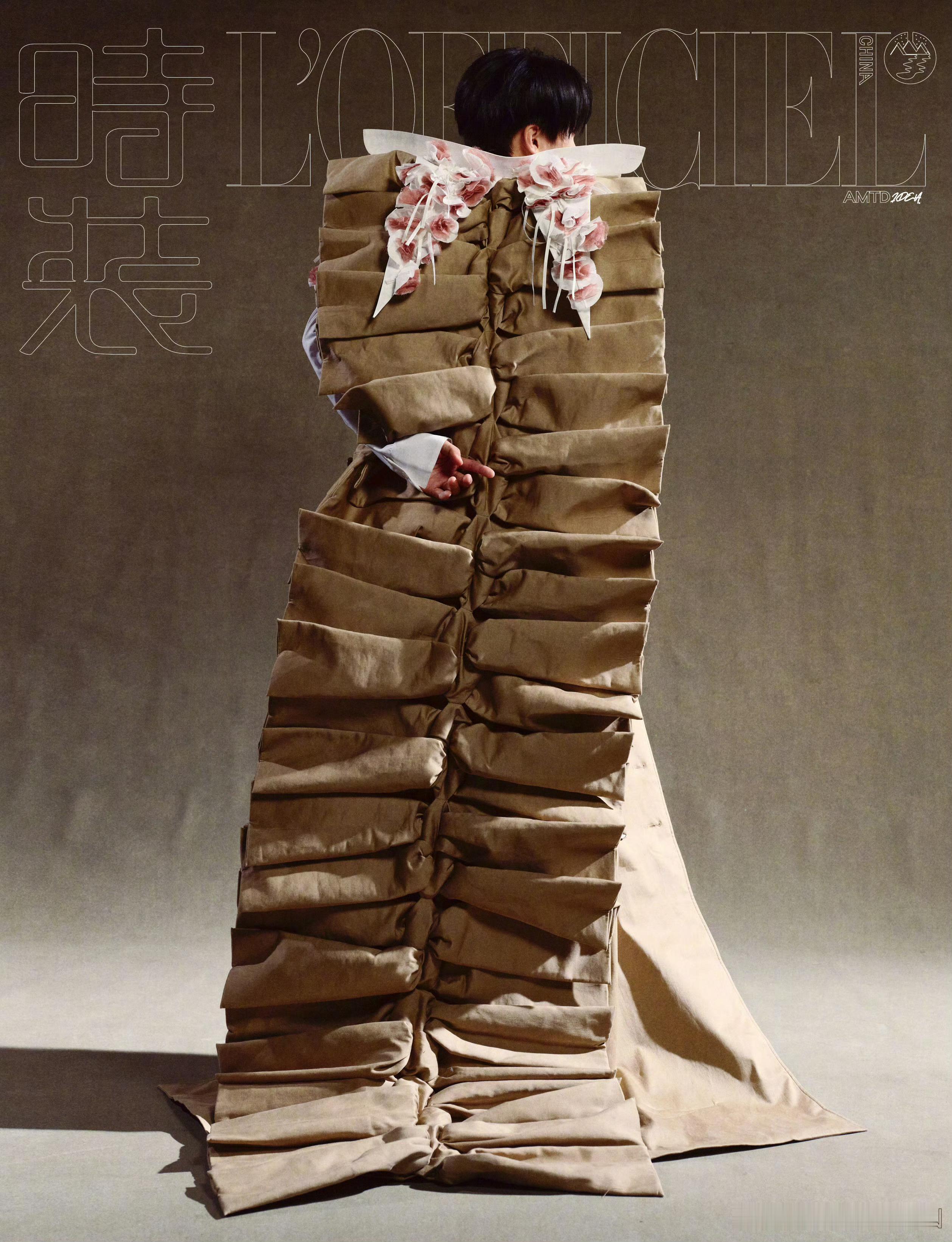 刘雨昕即将登上时装 L'OFFICIEL 十二月刊 ，为杂志收官闭年 ！这也是雨