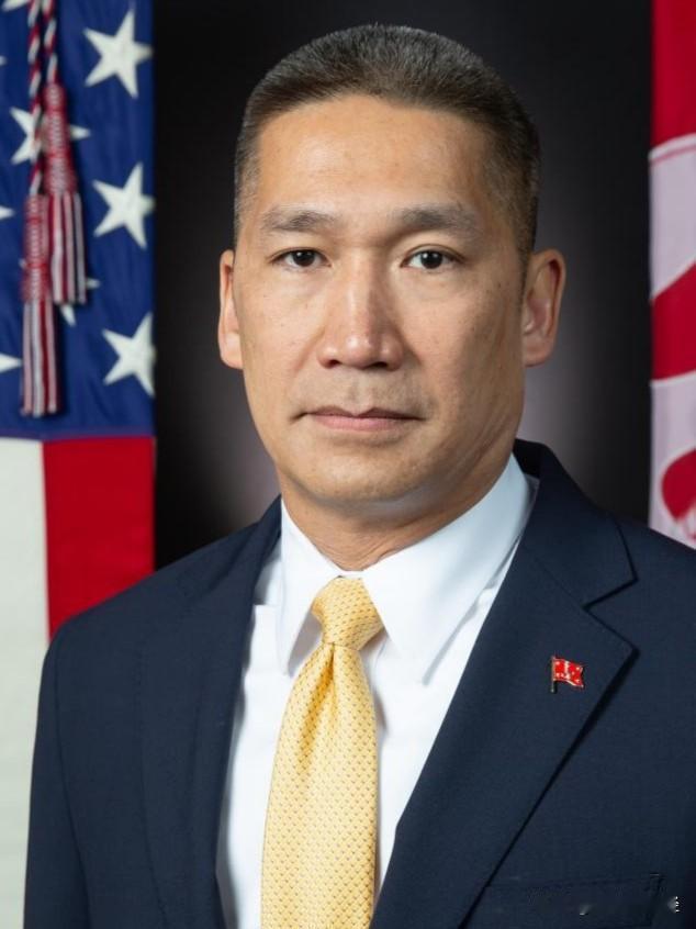 美国与伊朗硬碰硬较量，海军领导班子突发变动，特朗普临阵换将海军部长，曹洪出任代理