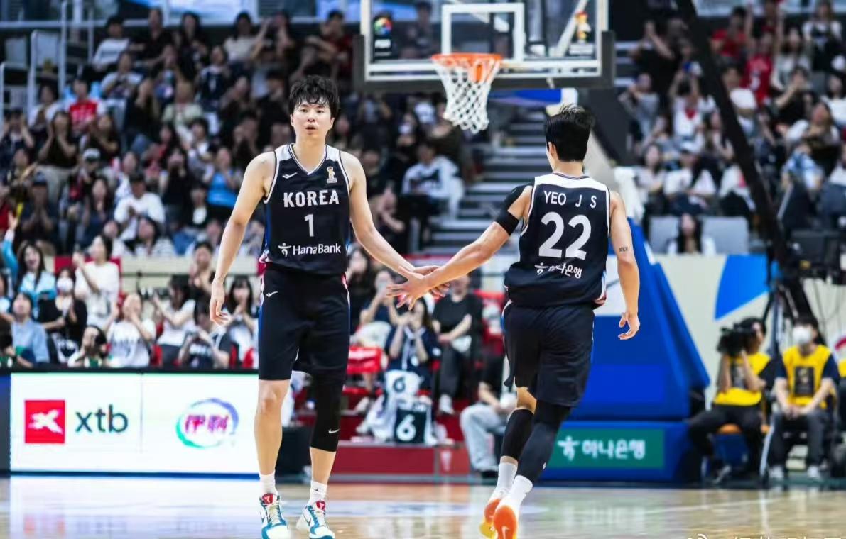 再见了，“新兵”李贤重！
随着韩国男篮67-57击败日本夺冠，韩国男篮队员免服兵