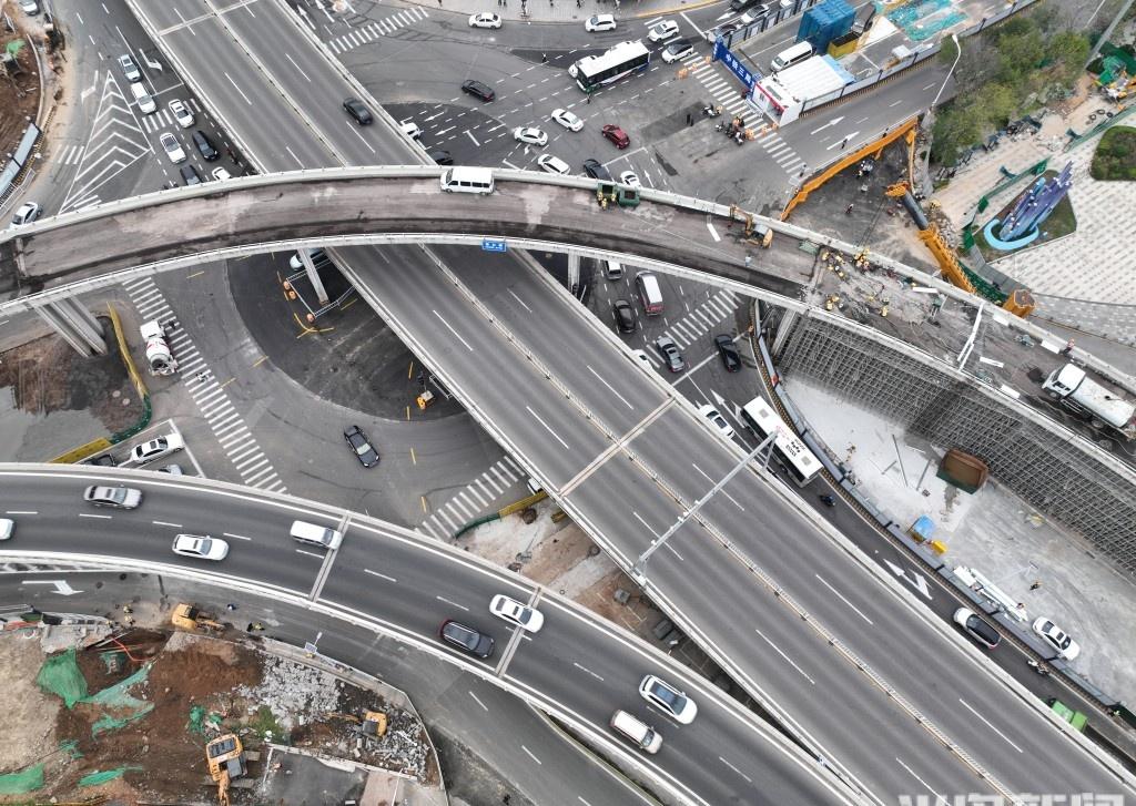 华仁立交开拆首日，现场是这样的！
近日，备受市民关注的青岛市重点工程——双山隧道