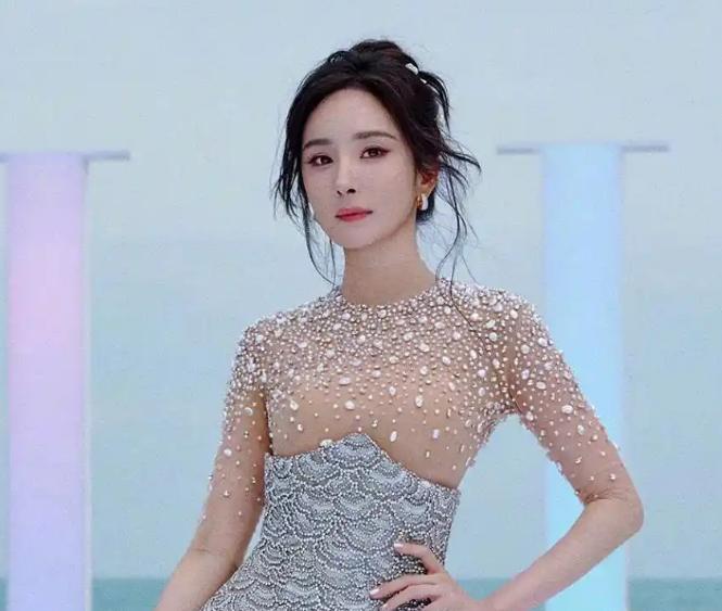 杨幂没走红毯！代露娃摔倒，李宇春压轴！ELLE80红毯和VOGUE盛典比起来还是