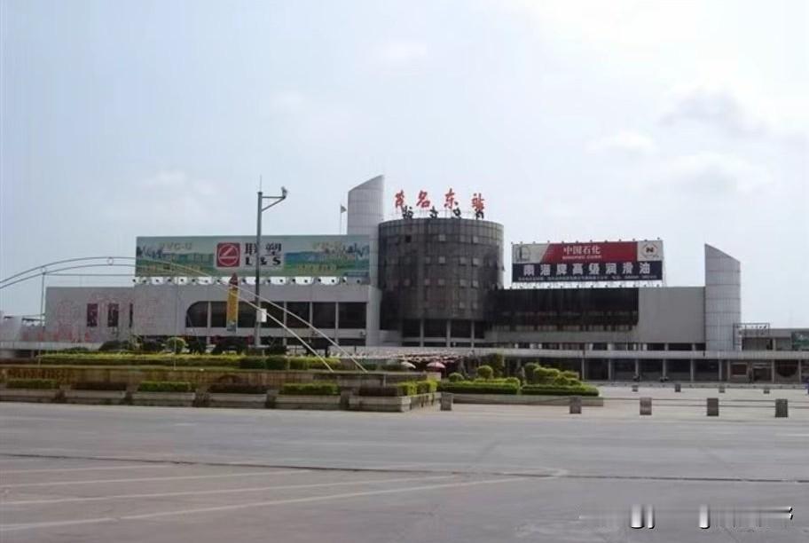 今天茂名火车站的前身茂名东站，你还记得长啥样吗？茂名东火车站是三茂铁路上重要的一
