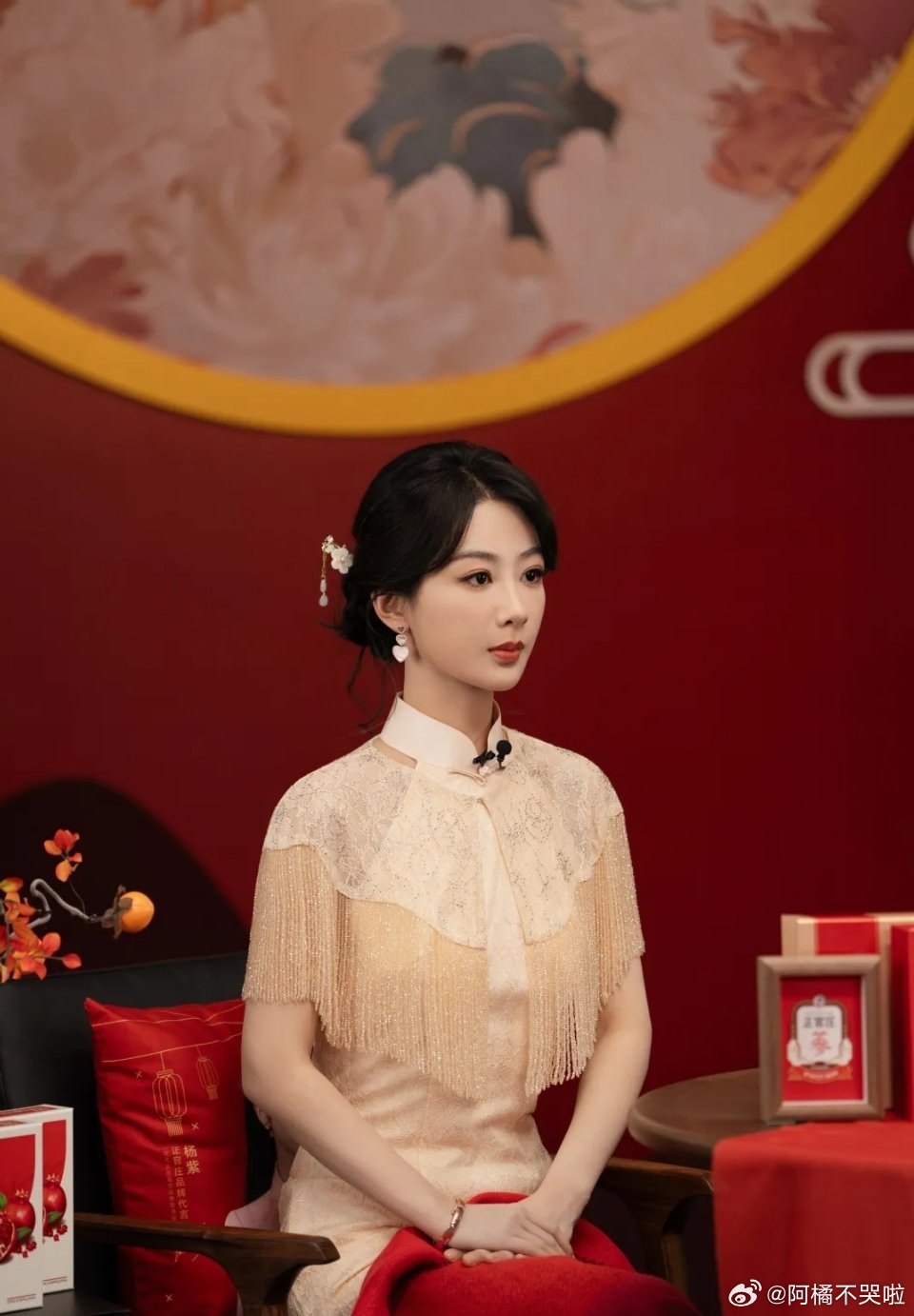 杨紫直播造型美上热搜，穿流苏旗袍温婉又大气，32岁的状态太绝了近日，杨紫在参加代