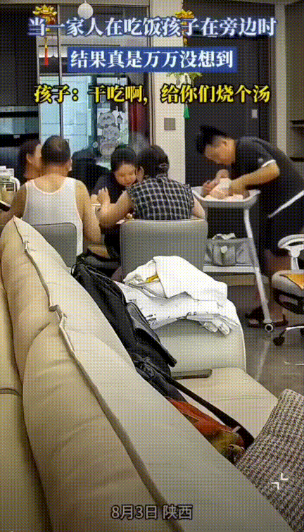 笑不活了！陕西，一家人围坐在餐桌旁吃饭，刚出生的宝宝也被安排躺在了餐桌旁方便照顾