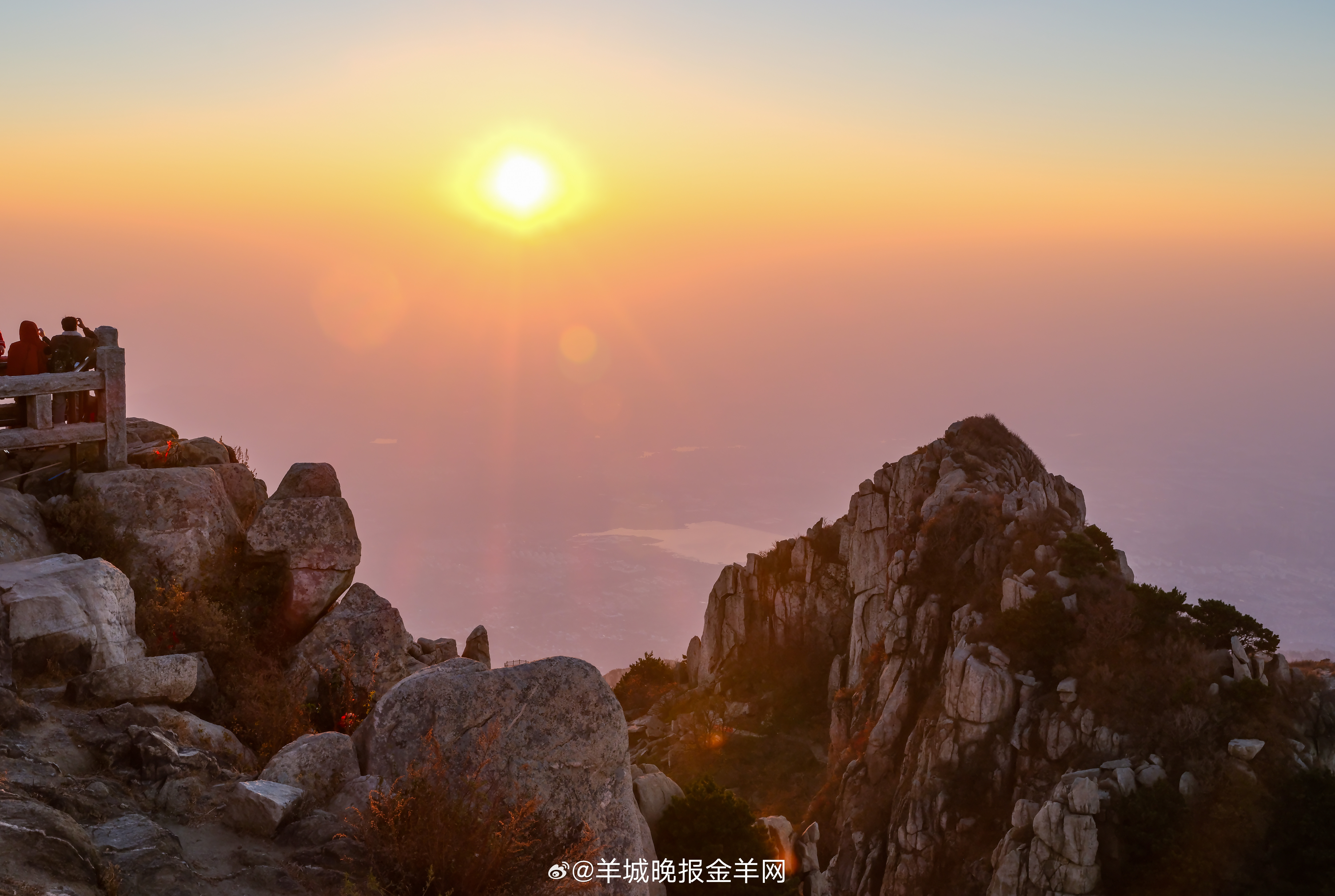 #早安#今天不必成为谁，只需比昨天的自己多走一步。多一步，就多一分的底气。 ​​
