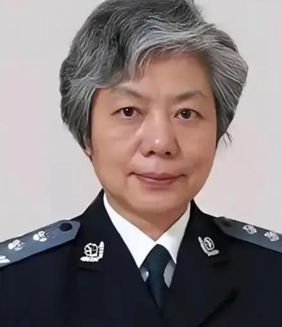建议全国推广！关于“扶老人反被讹”，李玫瑾教授给出了最解气的建议：
凡是拿不出证
