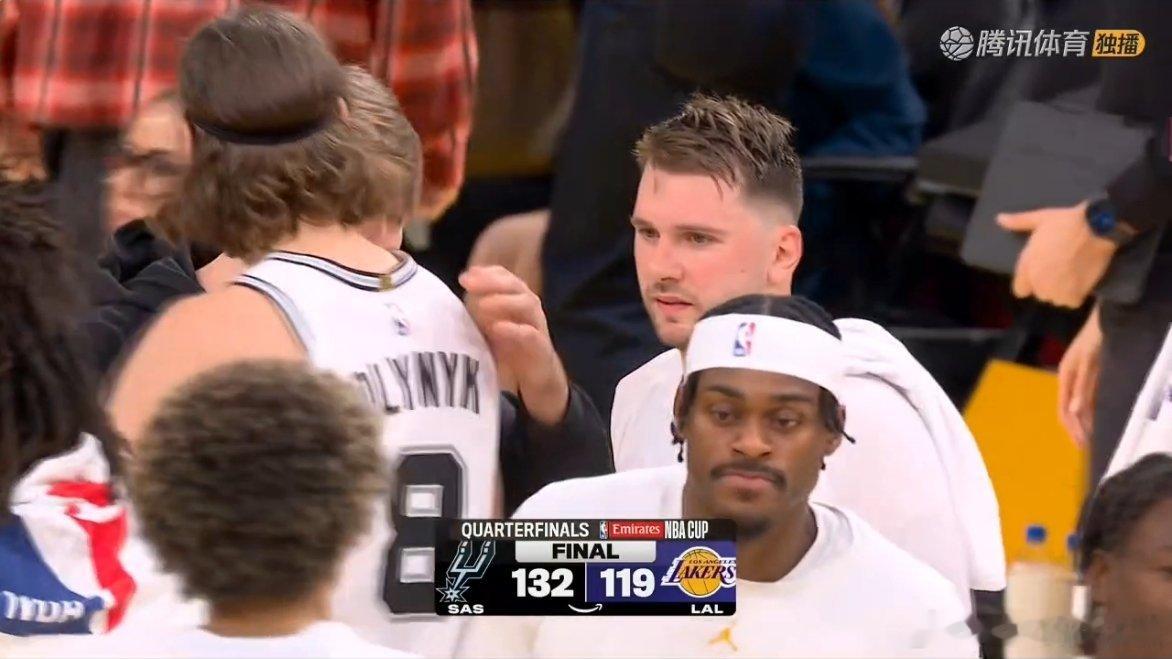 湖人119-132不敌马刺，杯赛出局。东契奇35分8助，詹姆斯19分15板，里夫