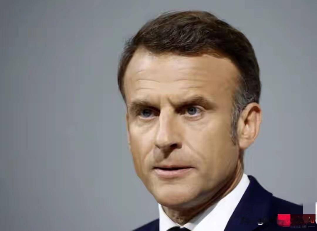 为什么马克龙被誉‘’变色龙＂呢？大概原因有：
一，实力的原因，法国现在的实力不足