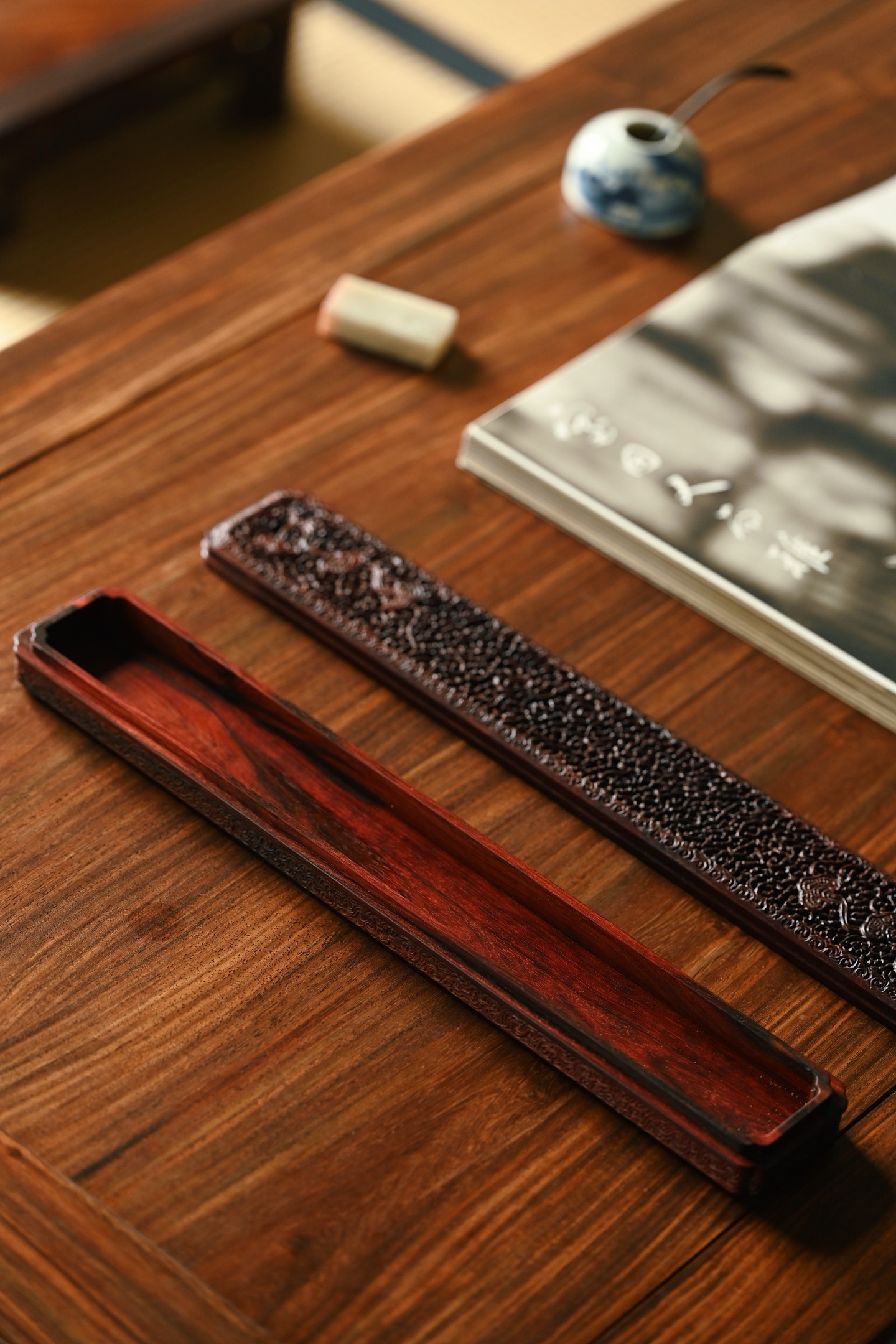 小叶紫檀 | 瑞芝 香炉、文盒以印度小叶紫檀整料掏挖而成，木色沉穆，料质细密油润