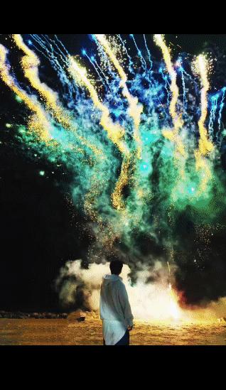 烟花绽放那刻，他对她说，此生不换。

莎莎生日那天，悄然放出几张旧照：夜空下