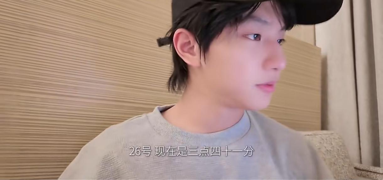 穆祉丞小企鹅帽子萌翻！新音舞台乐队+双人舞台双突破
 
新年音乐会刚结束，穆祉丞