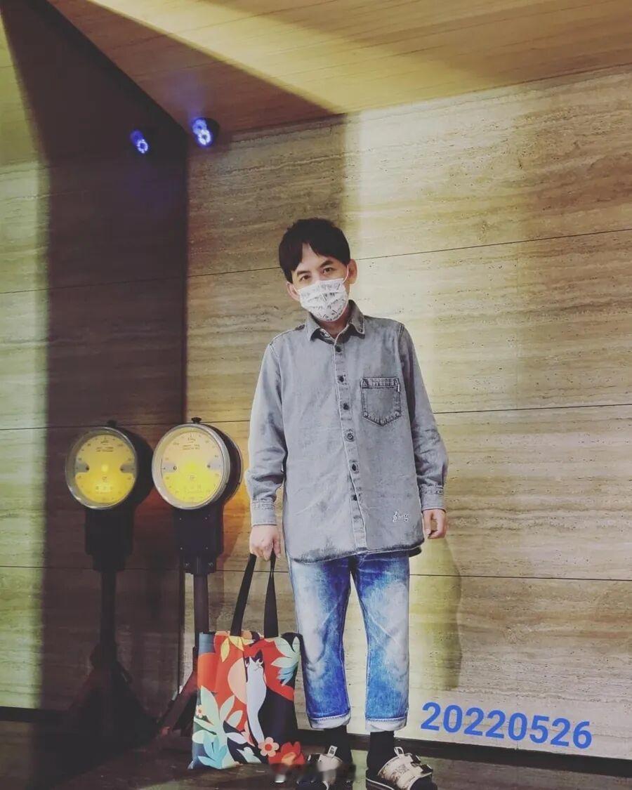 购买2000多部有颜色under成年人影像！
在灯红酒绿的娱乐圈里不应该最以这些