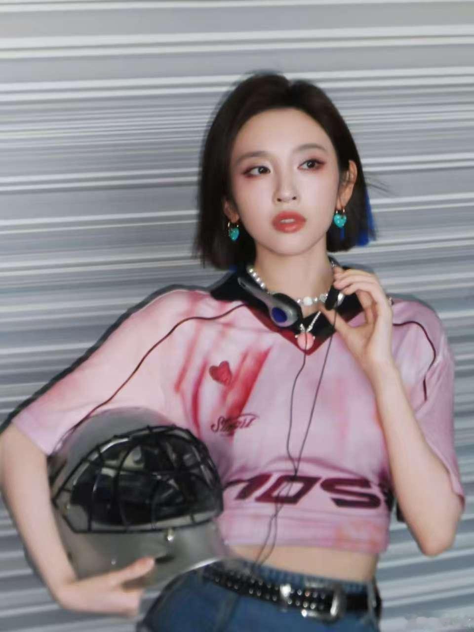 唐艺昕今天切到粉红运动模式唐艺昕粉红运动九宫格  是粉红运动风的唐艺昕～ 