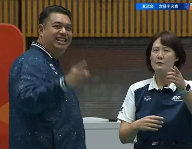 中国女排3-2泰国进决赛！没想到泰国主帅赛后这样说，真被打服了