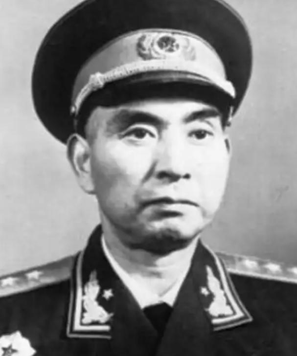 1949年11月，解放军司令员杨勇刚回到房中，马上就被人用枪抵在了后脑勺上，再一