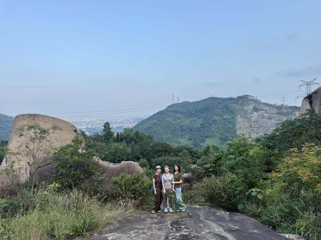 九月爬大罗山，33度晒到头皮发烫。
观海寺起步，水库突然砸进眼里，石头长得乱七八