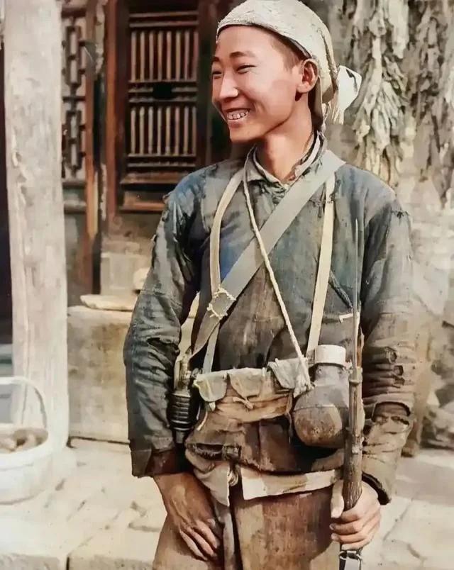 这是抗战时期中国军民武装抗日的图片，图中微笑的一兵的腰间挂的不知是什么东西?问问