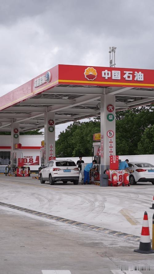 加油站的困局如何解开？
随着看得见的、充电桩和加气站的普及，新能源已经把化石能源