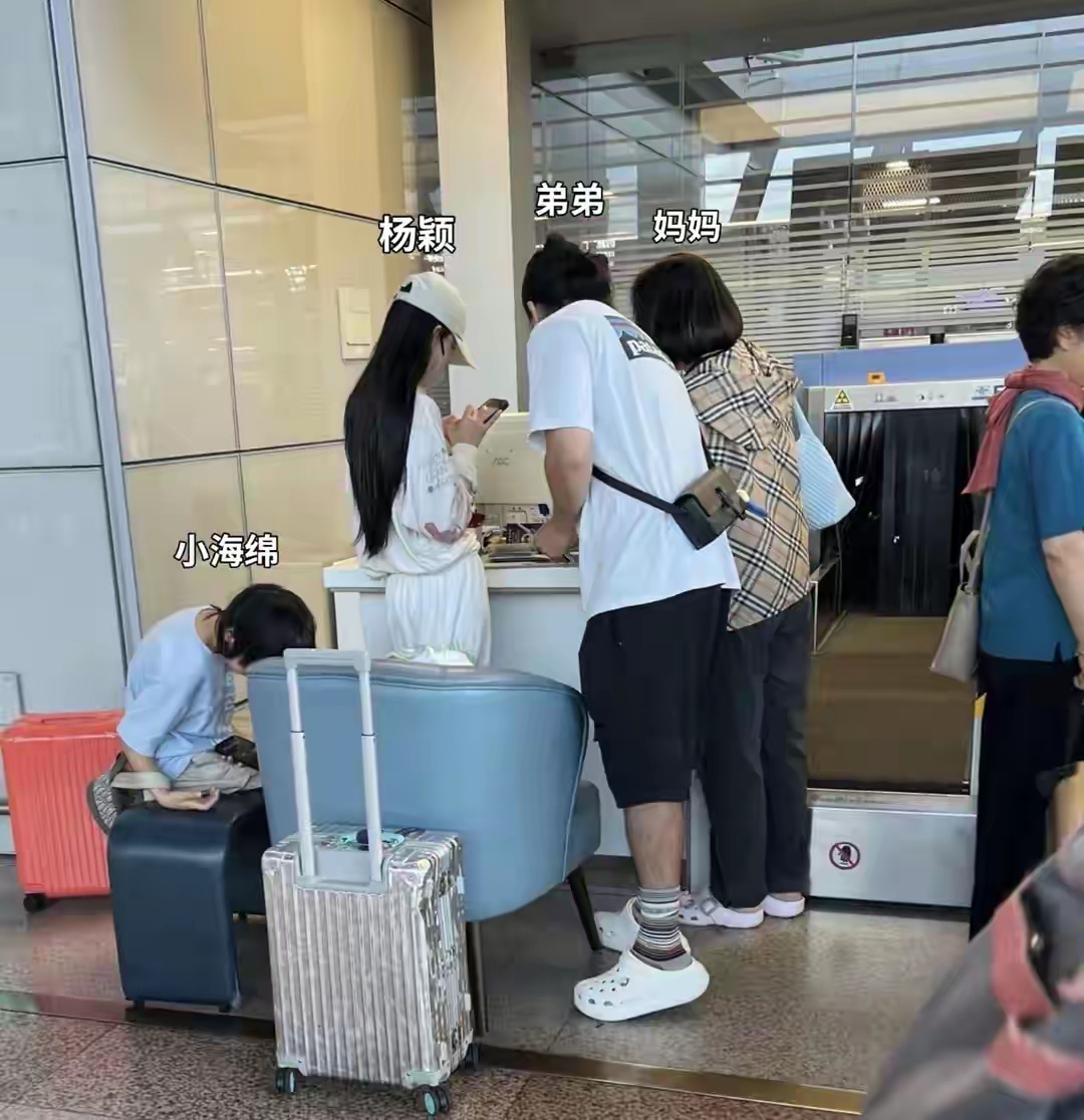 杨颖一家出国旅行，亲弟出镜混血长相高又帅，9岁小海绵长发清秀 
