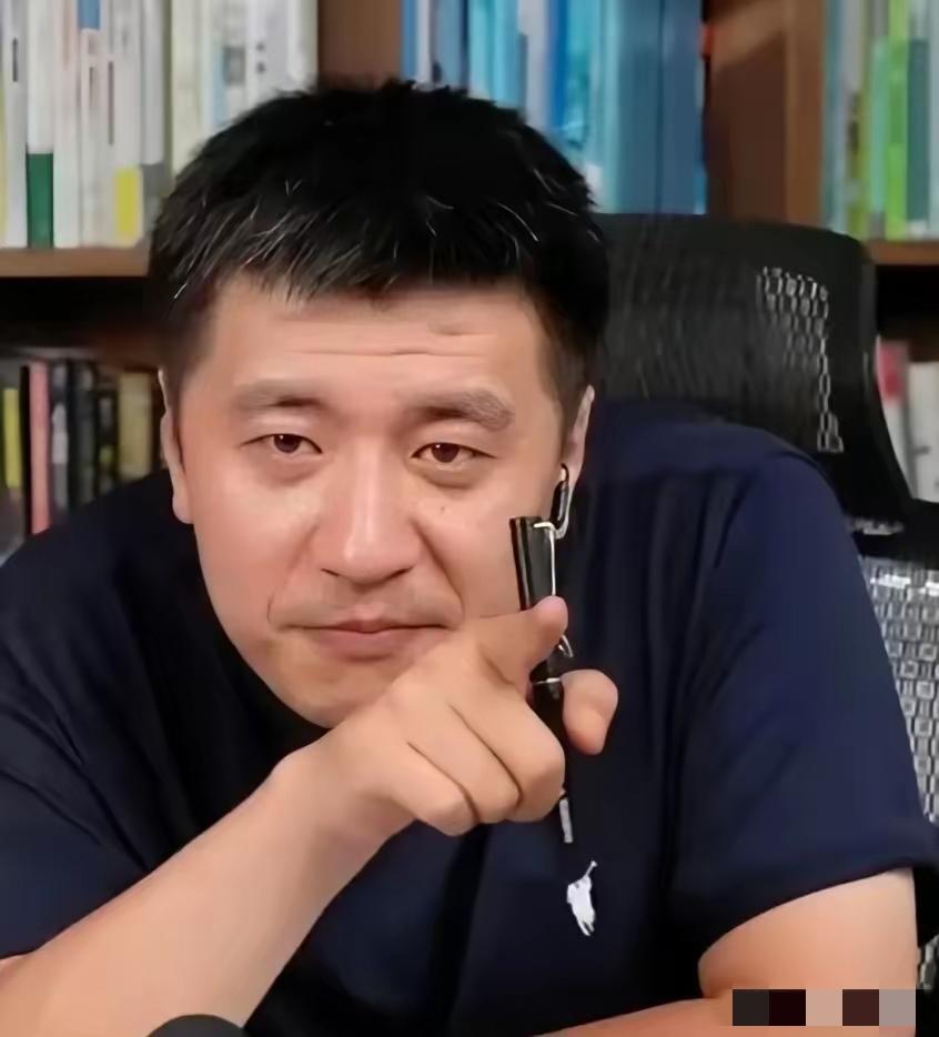 男人最软的肋骨，永远是女儿。
张雪峰突然离世的消息传来，多少人心里一揪。他这一生