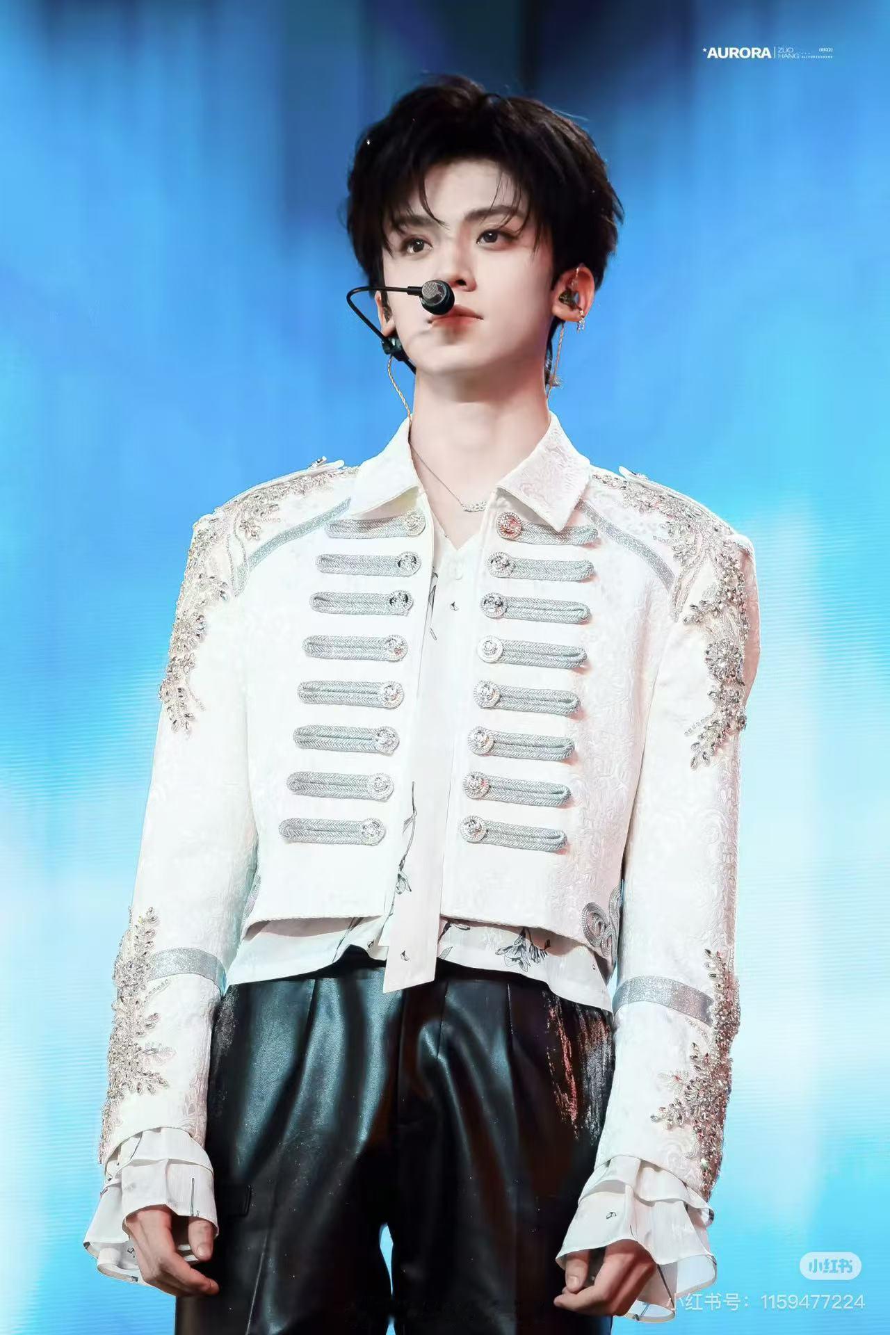 左航提醒大家带外套左航真的很善良，太宠粉了 