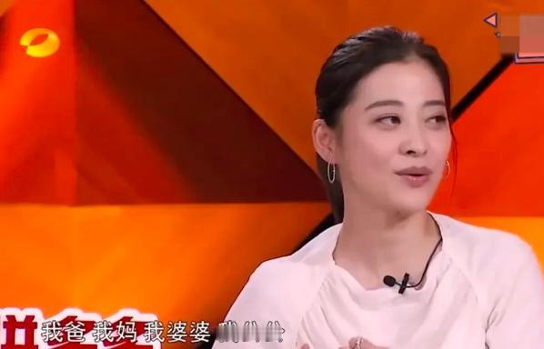 演员梅婷说：“我们家现在是十口人住一起，我爸爸是军医，我妈妈以前是老师，在我们家