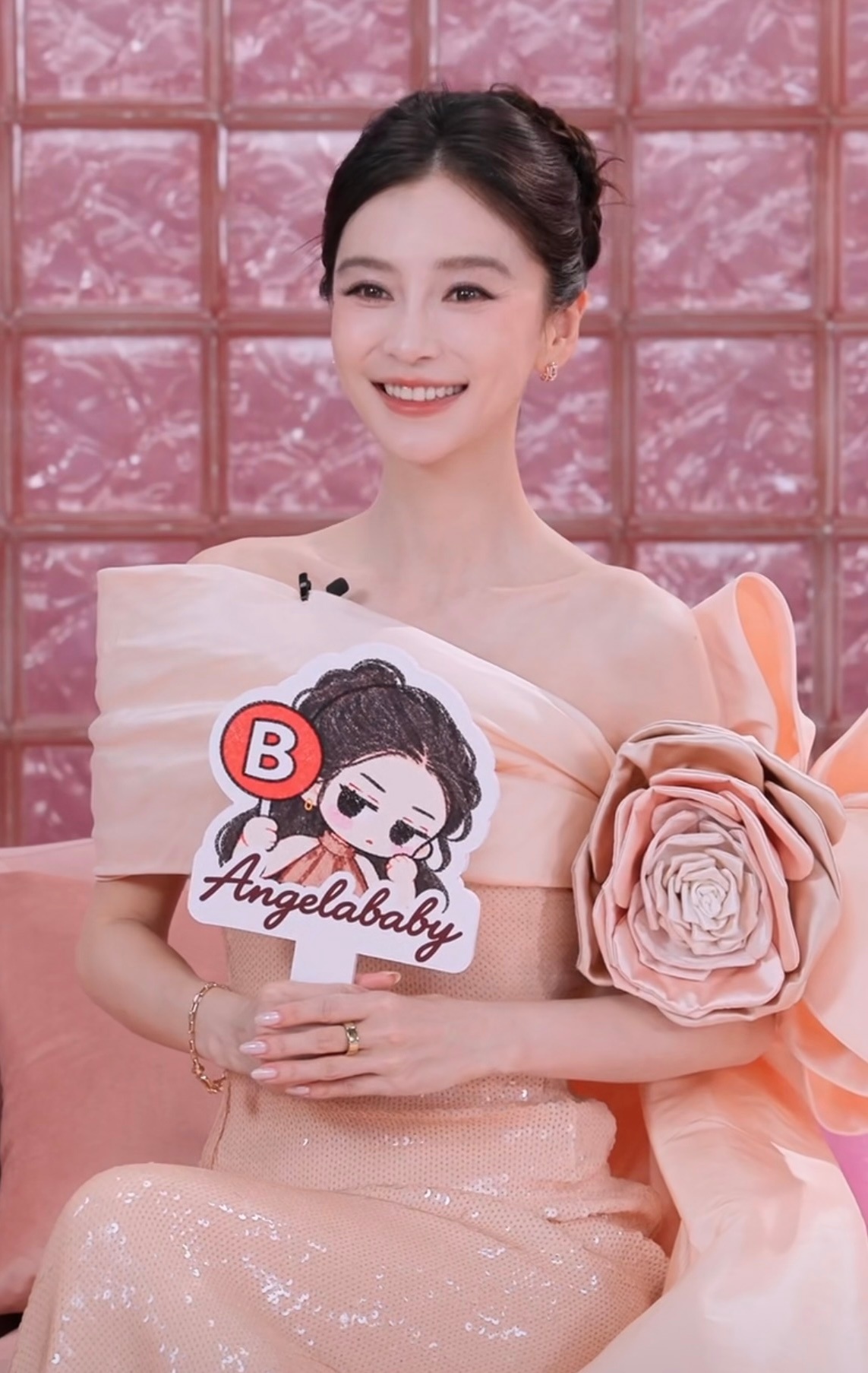 回答对问题就笑嘻嘻的女孩angelababy ​​​