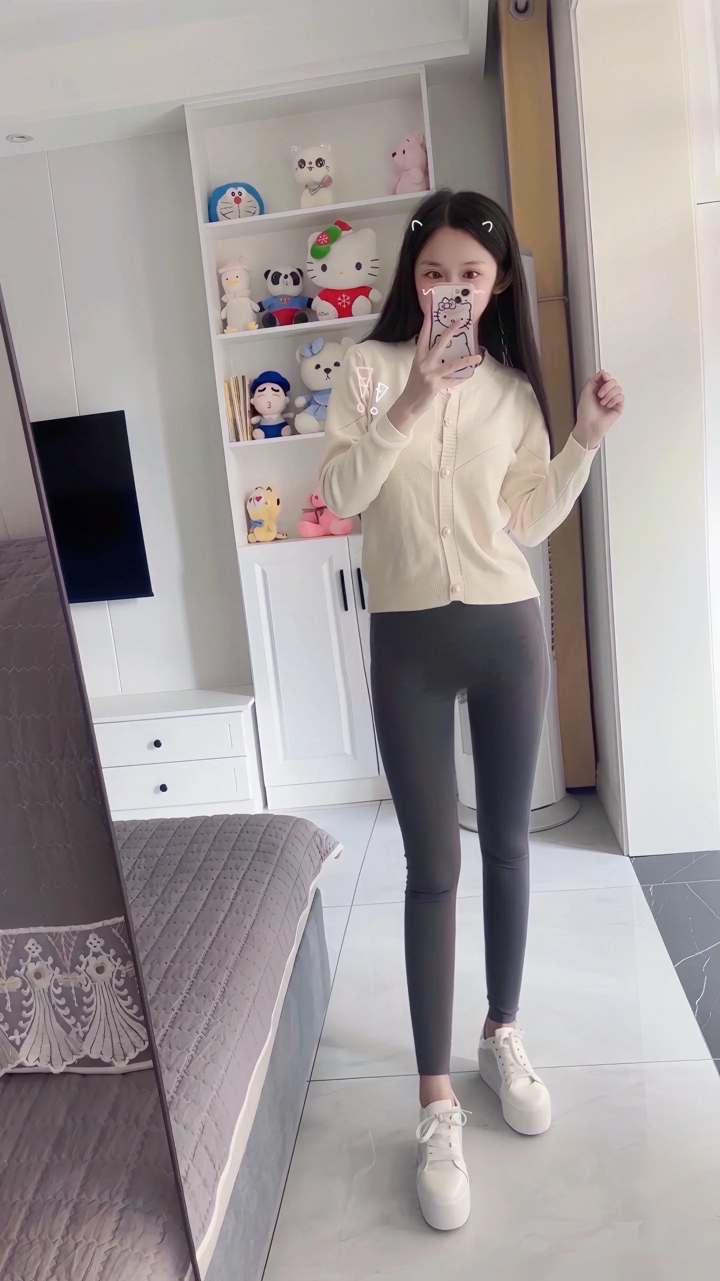 对镜拍完美身材瑜伽裤背影杀小蛮腰扭起来