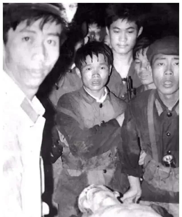 1983年，“悍匪” 王宗坊 被击毙后蜷缩在地上，已经失去了生命体征，他的身体已