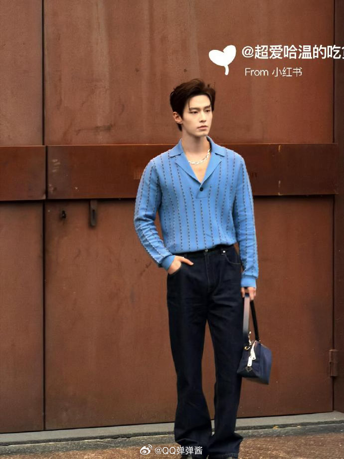 何与Fendi活动 何与现身景德镇Fendi活动，浅蓝针织衫配牛仔裤，清爽少年感