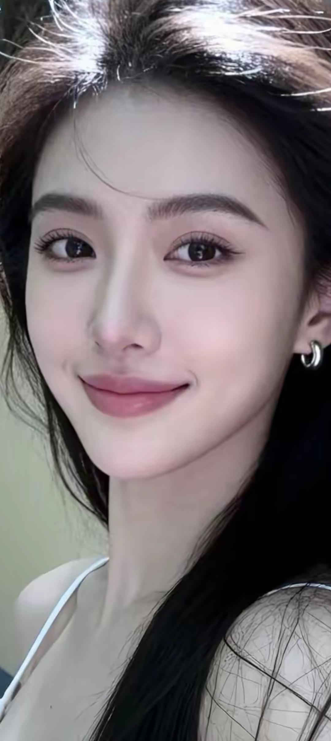 阳光下的温柔微笑，散发着自然的美！🌞😊