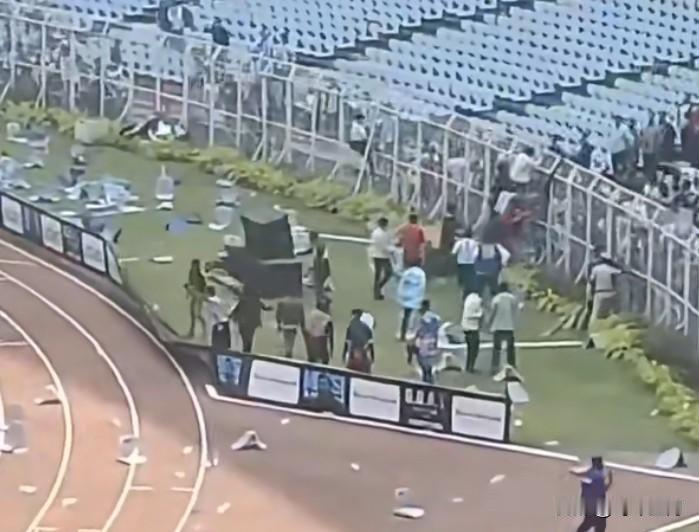 梅西印度活动爆发骚乱

据印媒报道称，梅西在加尔各答盐湖体育场提前离场后，失望的