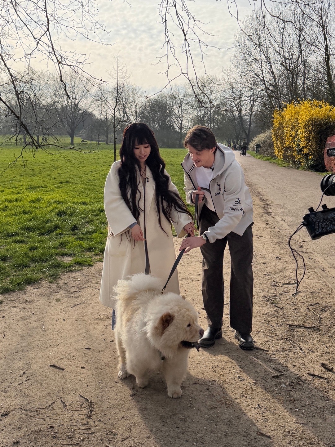 昨天和加拉格尔的狗狗一起拍摄啦，超级可爱！先发一张图小加还是当年那个小加