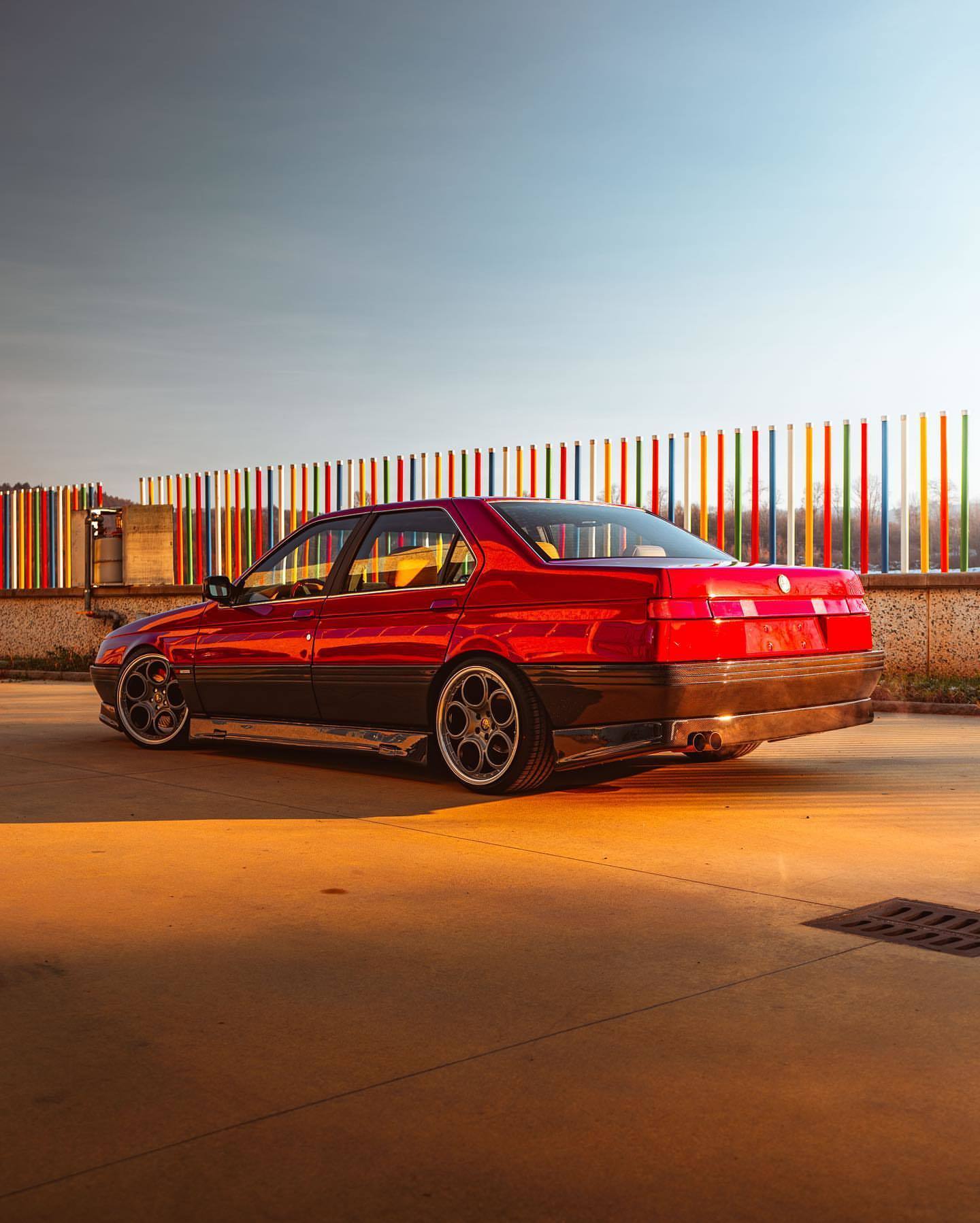 经典老车Alfa Romeo 164，典型的意大利设计风格，车头到车尾的过渡十分