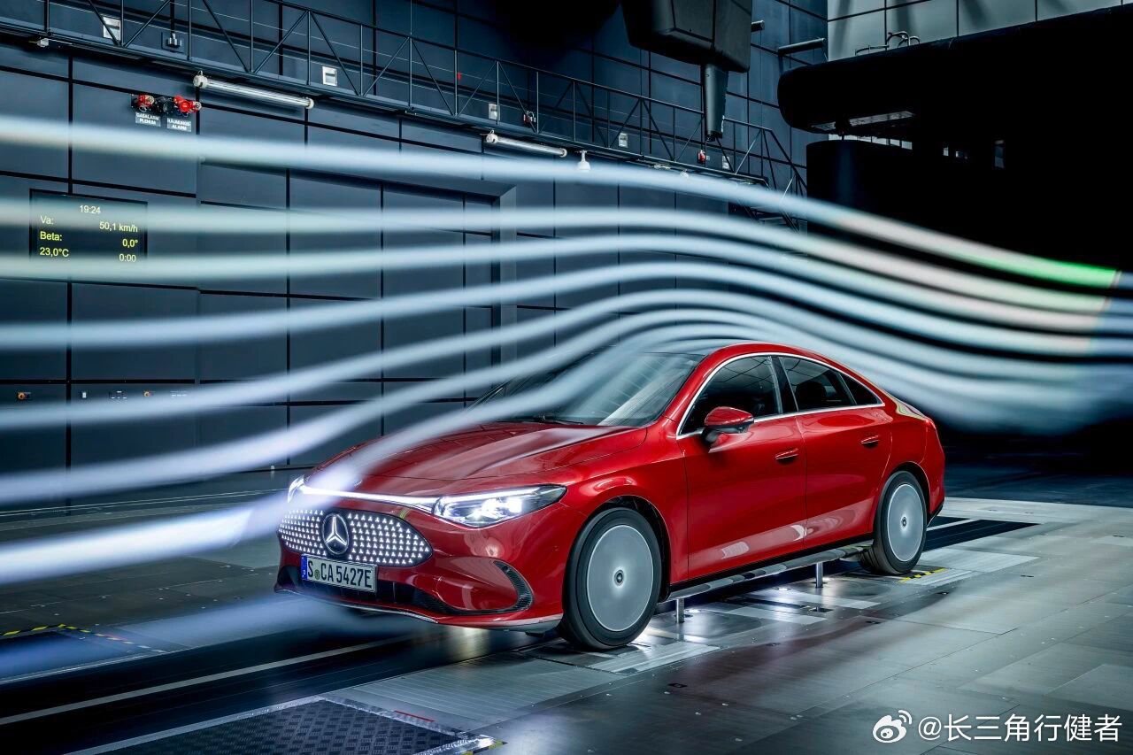 三叉星全新CLA获得了“欧洲年度车型”的殊荣，同时，在欧洲的销售也非常强劲，订单