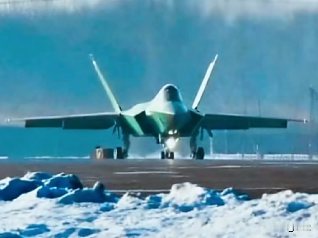 中美第五代隐身舰载战斗机同角度对比